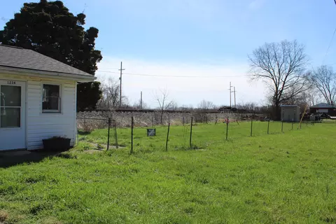 Exterior - 1234 Williams Dr, Circleville, OH 43113 photo 3 of 4