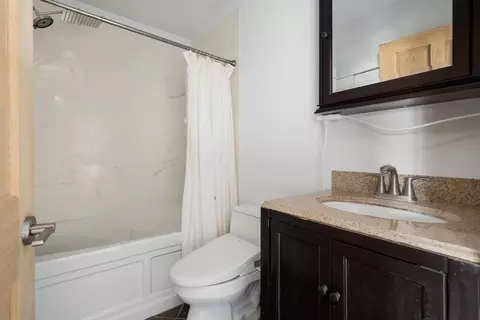 Bath - 1729 Laredo Ct, Powell, OH 43065 photo 2 of 3