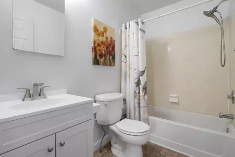 Bath - 1729 Laredo Ct, Powell, OH 43065 photo 3 of 3