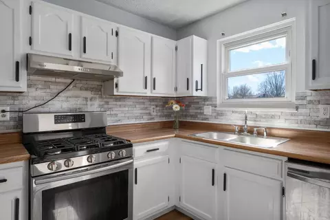 Kitchen - 1729 Laredo Ct, Powell, OH 43065 photo 2 of 3