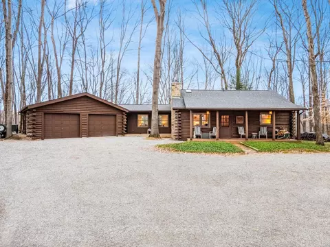 1060 Fox Ln, Sugar Grove, OH 43155