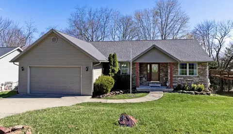 898 Country Club Dr, Howard, OH 43028