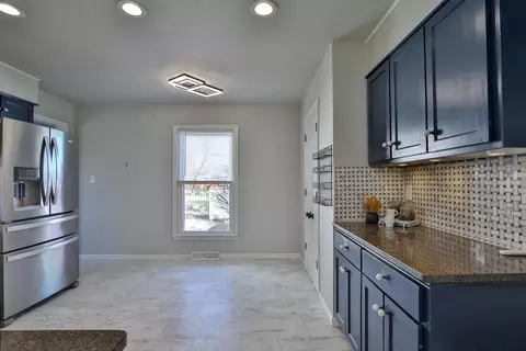 Kitchen - 41 Indian Run Dr, Dublin, OH 43017 photo 1 of 5