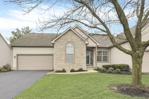 157 Pebble Creek Dr, Pataskala, OH 43062