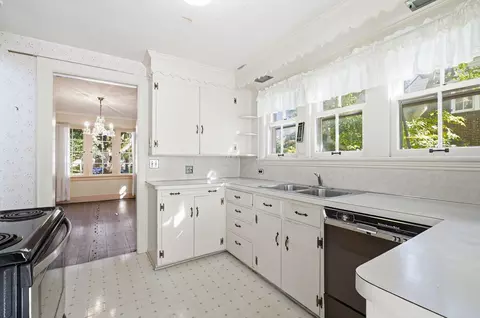 Kitchen - 2425 Bryden Rd, Columbus, OH 43209 photo 3 of 4