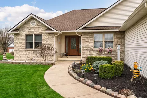 Exterior - 1007 Ridge Dr, Circleville, OH 43113 photo 3 of 10