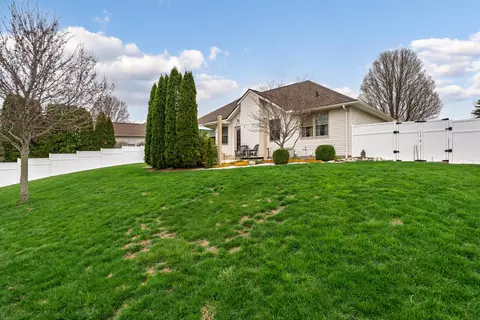 Exterior - 1007 Ridge Dr, Circleville, OH 43113 photo 9 of 10