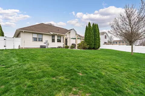 Exterior - 1007 Ridge Dr, Circleville, OH 43113 photo 5 of 10