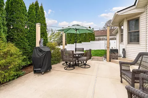 Exterior - 1007 Ridge Dr, Circleville, OH 43113 photo 7 of 10
