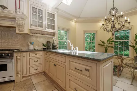 Kitchen - 700 Eagle Rdg, Powell, OH 43065 photo 6 of 8