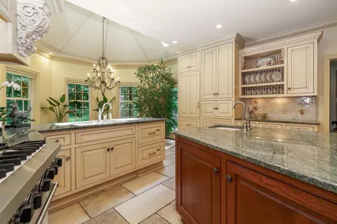 Kitchen - 700 Eagle Rdg, Powell, OH 43065 photo 5 of 8