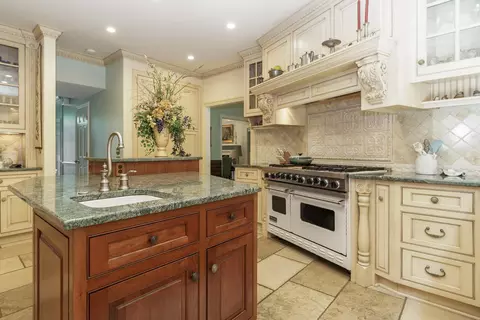 Kitchen - 700 Eagle Rdg, Powell, OH 43065 photo 2 of 8