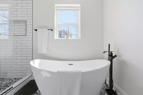 Bath - 633 E Starr Ave, Columbus, OH 43201 photo 5 of 6