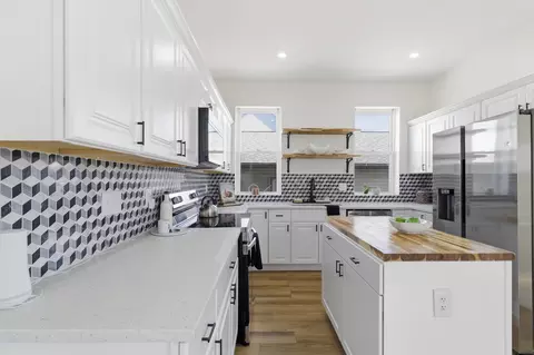 Kitchen - 633 E Starr Ave, Columbus, OH 43201 photo 2 of 5