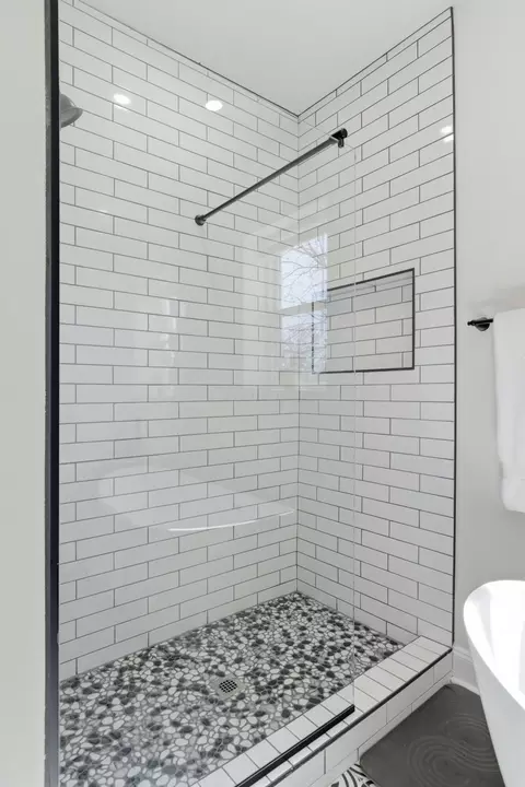 Bath - 633 E Starr Ave, Columbus, OH 43201 photo 6 of 6