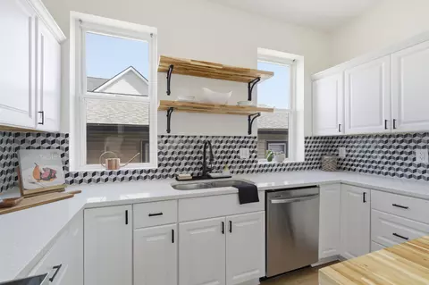 Kitchen - 633 E Starr Ave, Columbus, OH 43201 photo 3 of 5