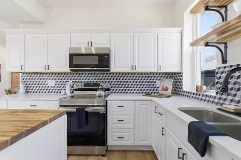 Kitchen - 633 E Starr Ave, Columbus, OH 43201 photo 4 of 5