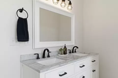 Bath - 633 E Starr Ave, Columbus, OH 43201 photo 4 of 6