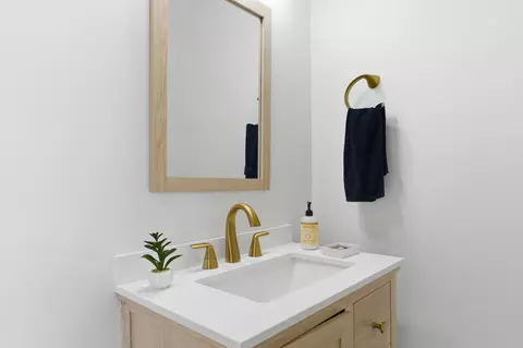 Bath - 633 E Starr Ave, Columbus, OH 43201 photo 2 of 6