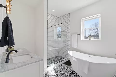 Bath - 633 E Starr Ave, Columbus, OH 43201 photo 3 of 6