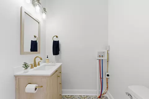 Bath - 633 E Starr Ave, Columbus, OH 43201 photo 1 of 6