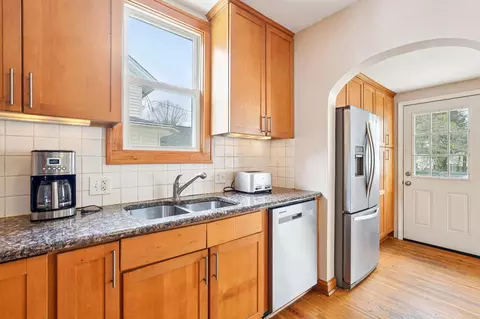 Kitchen - 116 E Dunedin Rd, Columbus, OH 43214 photo 2 of 2