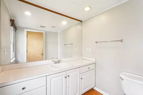 Bath - 116 E Dunedin Rd, Columbus, OH 43214 photo 1 of 2