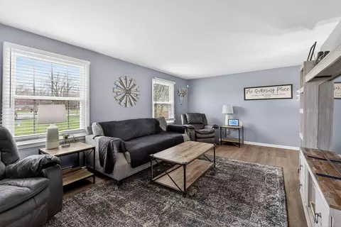 Living - 507 Susan Cir, Marion, OH 43302 photo 3 of 6