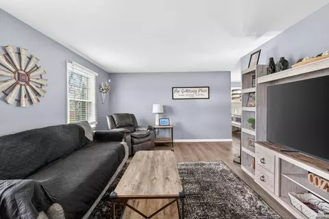 Living - 507 Susan Cir, Marion, OH 43302 photo 2 of 6