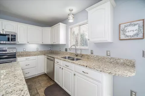 Kitchen - 549 Chatham Ct, Circleville, OH 43113 photo 5 of 6