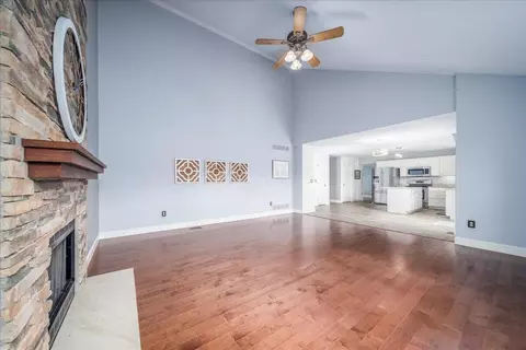 Living - 549 Chatham Ct, Circleville, OH 43113 photo 3 of 7