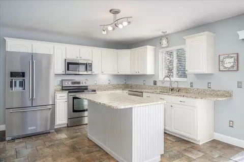 Kitchen - 549 Chatham Ct, Circleville, OH 43113 photo 3 of 6