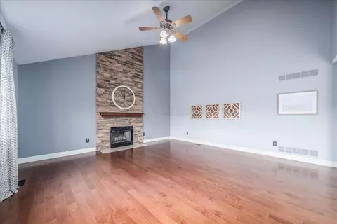 Living - 549 Chatham Ct, Circleville, OH 43113 photo 2 of 7