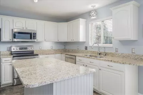 Kitchen - 549 Chatham Ct, Circleville, OH 43113 photo 4 of 6