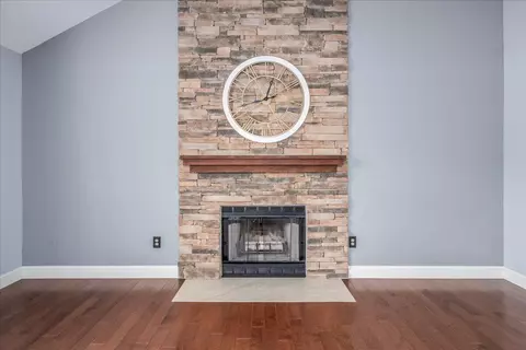 Living - 549 Chatham Ct, Circleville, OH 43113 photo 5 of 7