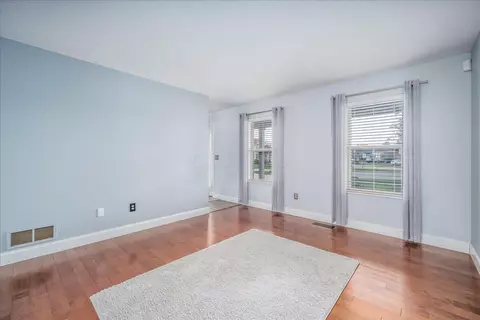 Living - 549 Chatham Ct, Circleville, OH 43113 photo 6 of 7