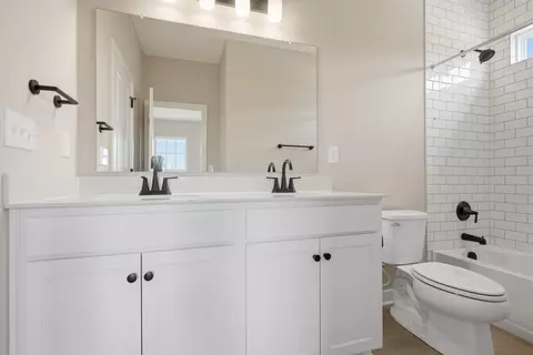 Bath - 4547 Corsican Loop E, Hilliard, OH 43026 photo 1 of 5