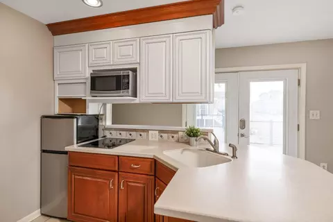 Kitchen - 4053 Apple Valley Dr, Howard, OH 43028 photo 5 of 7