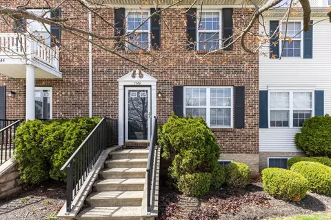 1146 Kinneton, Columbus, OH 43228