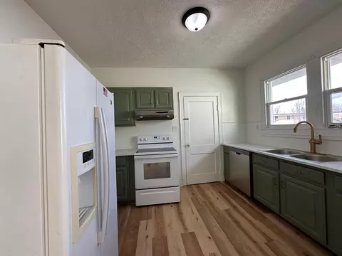 Kitchen - 525 Oak St, Marion, OH 43302 photo 2 of 3