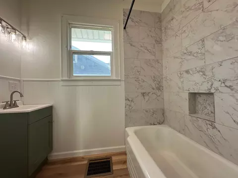 Bath - 525 Oak St, Marion, OH 43302 photo 1 of 1