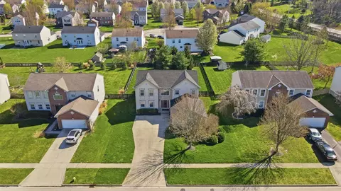 4000 Creekwood Dr, Lewis Center, OH 43035