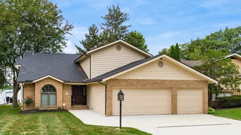 385 Lakeshore Dr W, Hebron, OH 43025