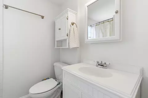 Bath - 459 E Tulane Rd, Columbus, OH 43202 photo 2 of 4
