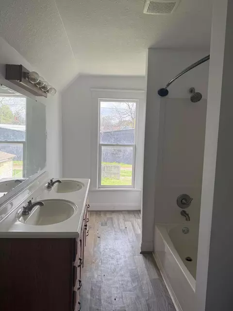 Bath - 413 Maple Ave, Newark, OH 43055 photo 1 of 1