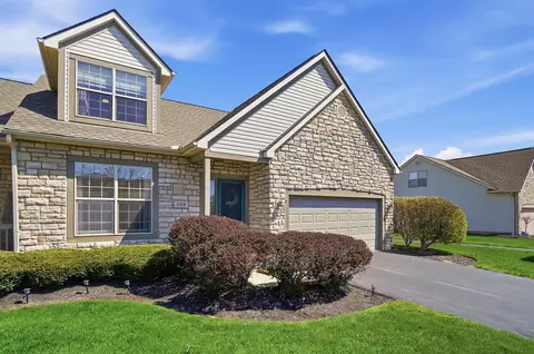 200 Pebble Creek Dr, Pataskala, OH 43062