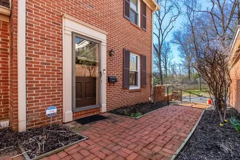 5733 N High St, Worthington, OH 43085