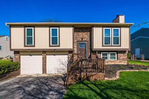 2152 Camelback Dr, Columbus, OH 43228