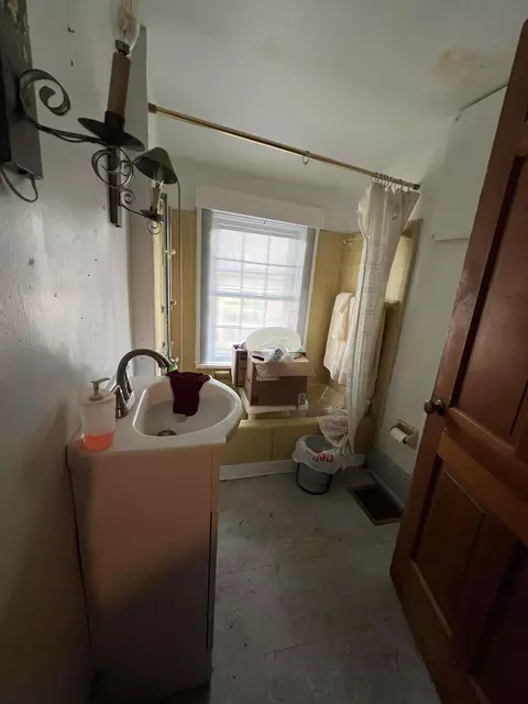 Bath - 6192 Troy Rd, Springfield, OH 45502 photo 1 of 1
