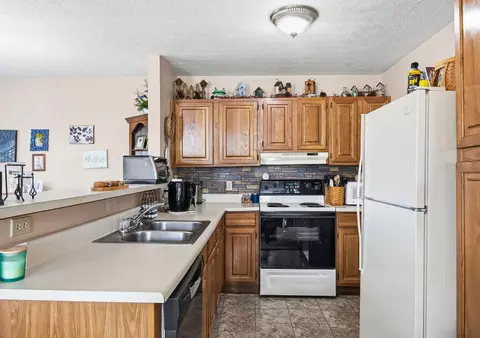 Kitchen - 3972 Covington Dr, Springfield, OH 45503 photo 2 of 6